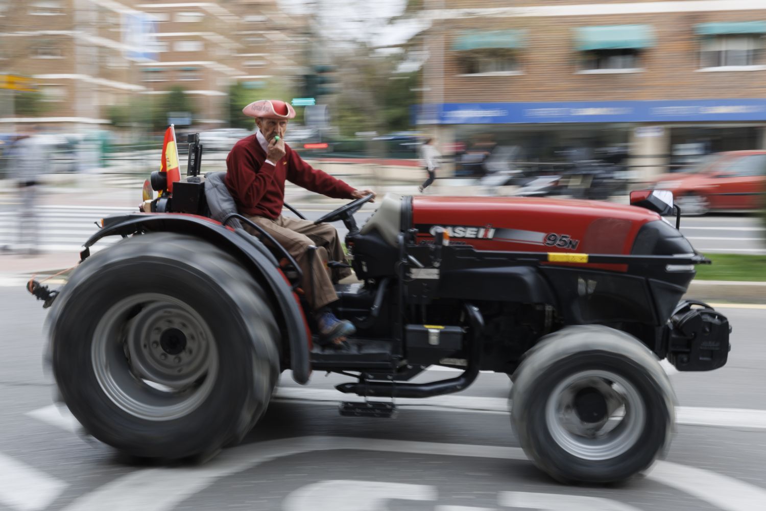 EuropaPress_5843890_agricultor_protesta_tractorada_centro_granada_22_marzo_2024_granada
