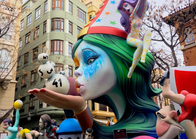 Por qué en las Fallas 2024 se quema el trabajo de meses en vez de conservarlo