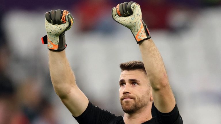 Unai Simón pone a Remiro contra las cuerdas