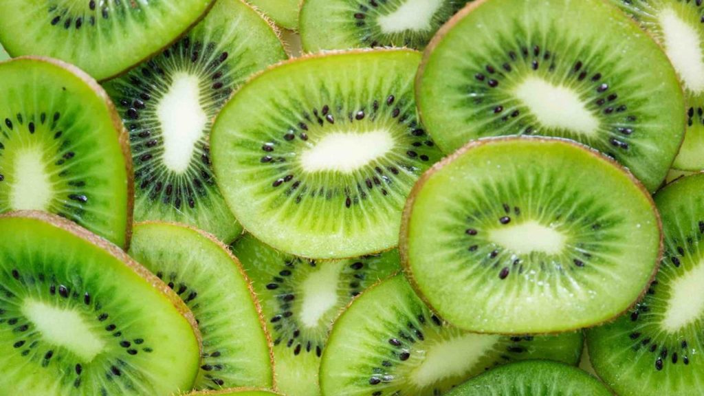 Kiwi: la fruta que estimula la juventud desde el interior
