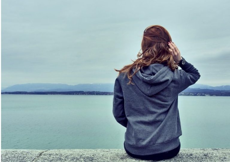 Las 7 sudaderas de entretiempo de Stradivarius y Zara que son el básico de esta primavera