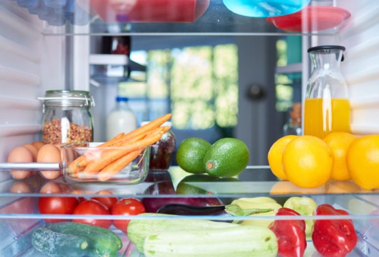 Limpia la nevera rápido y sin desenchufarla con este truco