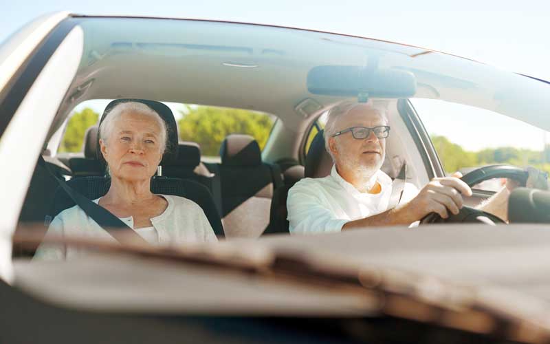 Hay coches aparcados en la calle con esponjas en el techo, pero tiene una explicación