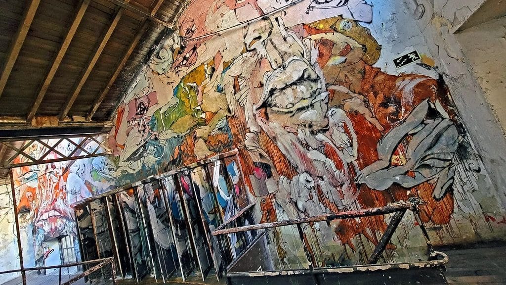 EL DEBATE: ARTE O PORTAL DIMENSIONAL