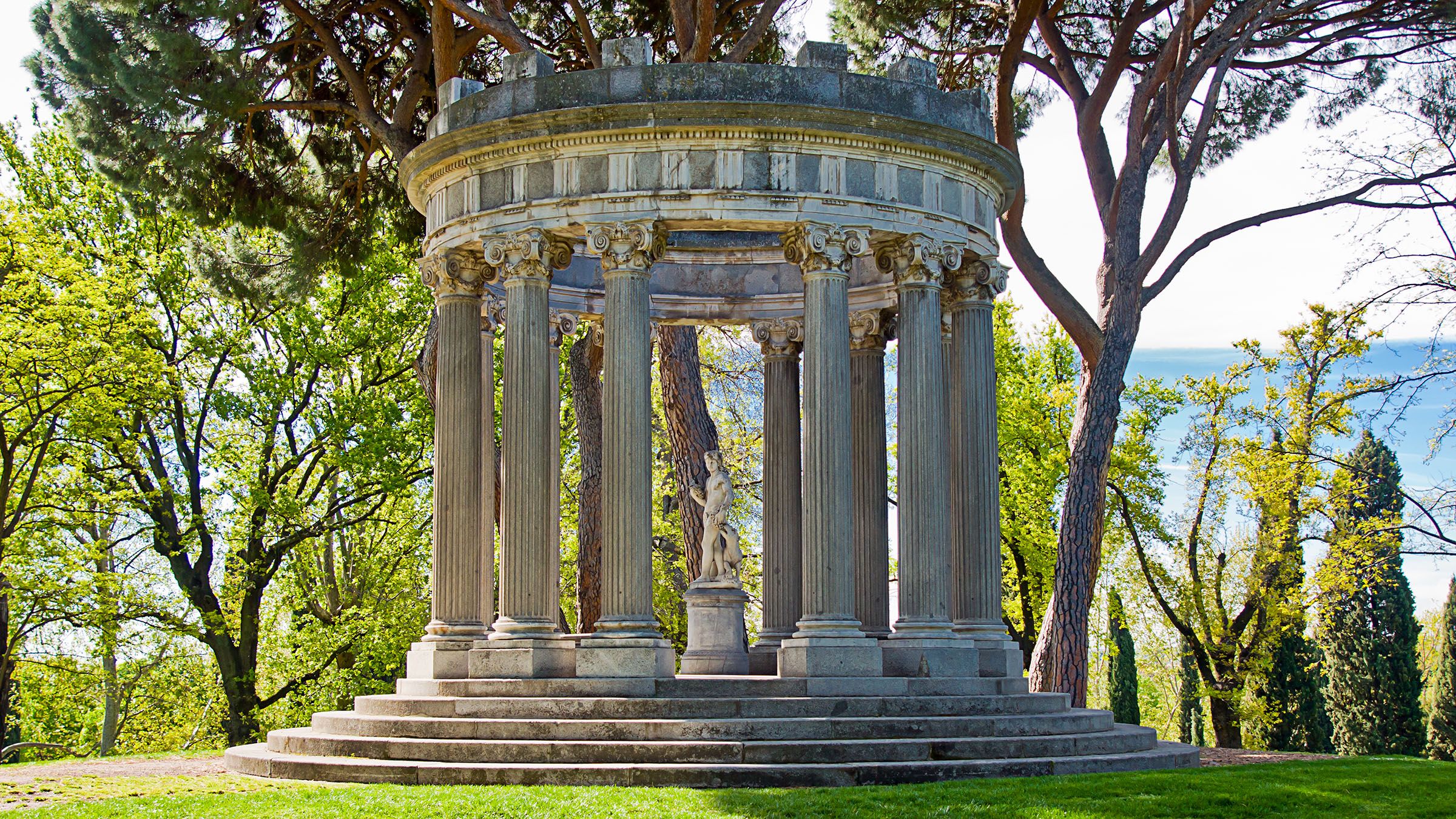 Romance en Madrid: Descubre la magia del Parque del Capricho 2 ROMANCE A CADA PASO: EL ESPÍRITU DEL PARQUE