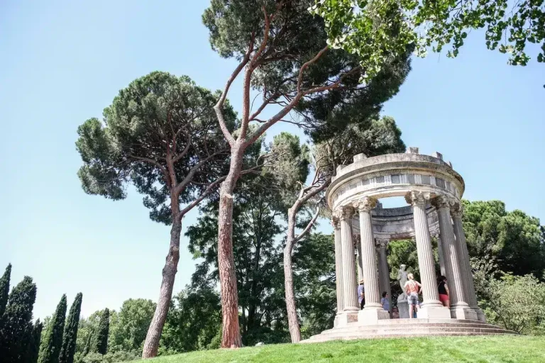 Romance en Madrid: Descubre la magia del Parque del Capricho
