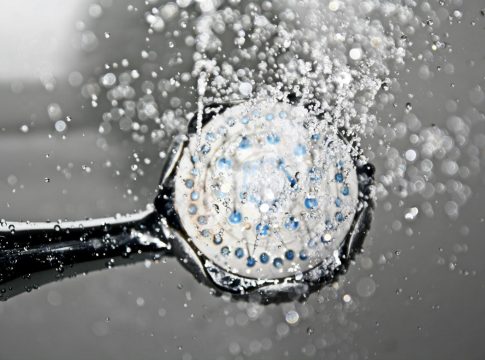 Por qué solo cinco minutos para ducharse El tiempo que debemos tardar en ducharnos, según la OMS
