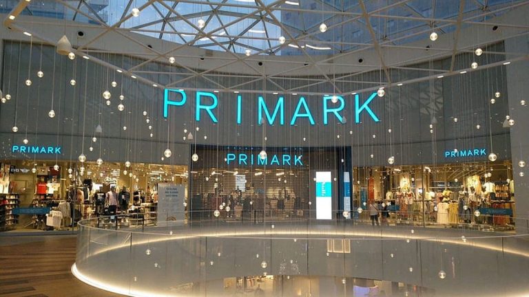 Moda económica en Primark con estos 5 vestidos baratos para combinar con botas