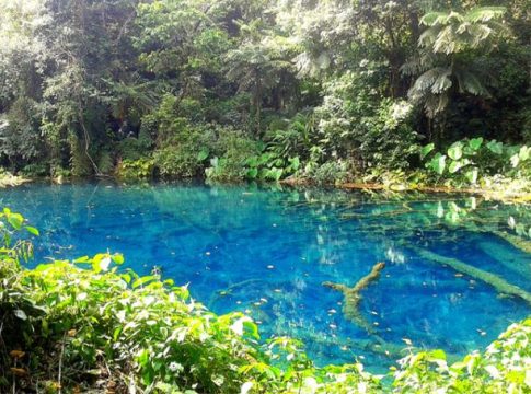 El alucinante pozo de aguas turquesas que pocos conocen y está en la península