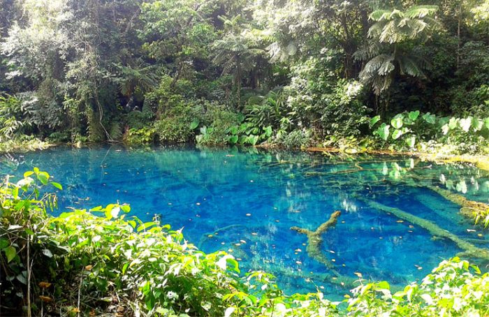 El alucinante pozo de aguas turquesas que pocos conocen y está en la península