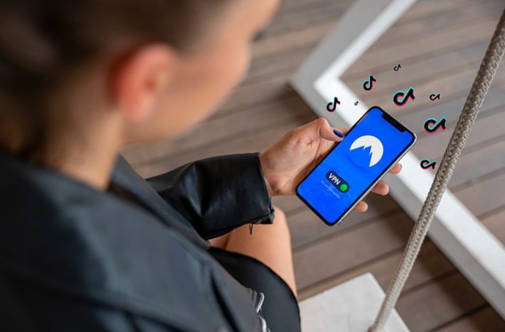 Qué es el 'gua sha', la técnica que triunfa en TikTok e Instagram para el cuidado de la cara