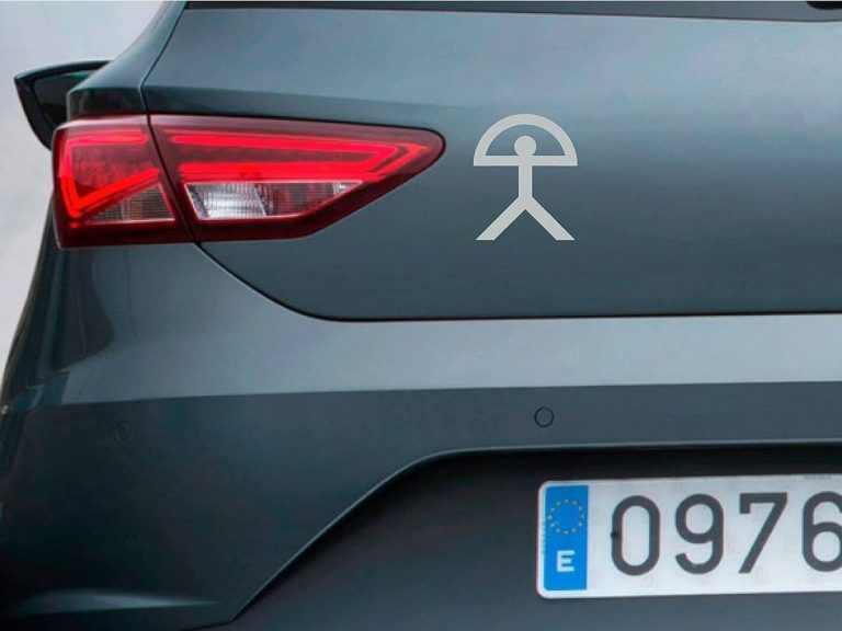 Qué significa esta pegatina que llevan algunos coches