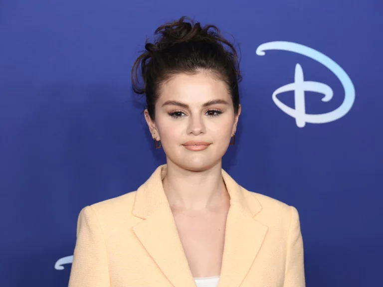 Selena Gomez demandada: los inversores la acusan de fraude junto a su madre por Wondermind tras perder más de un millón