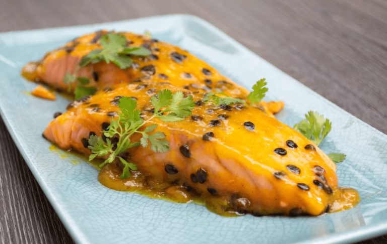 Salmón a la parrilla con salsa de mango, receta rápida de un manjar que se puede hacer en casa