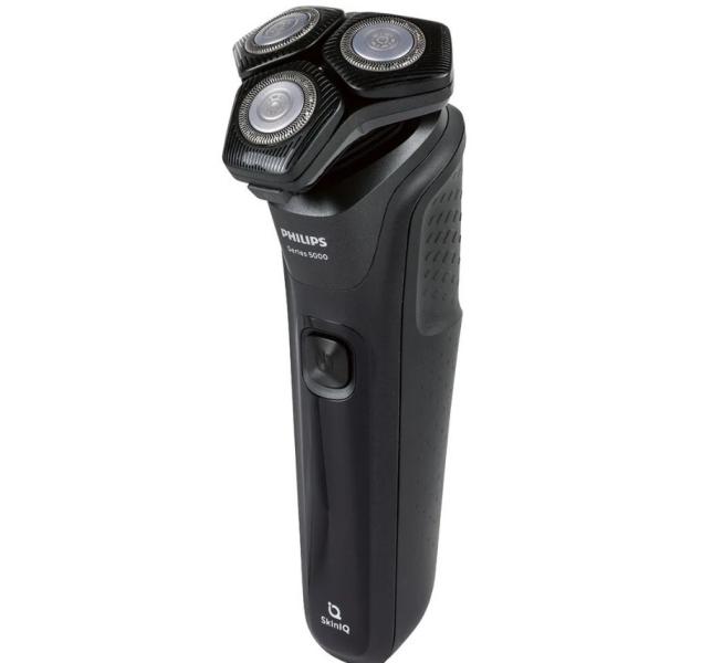 Versatilidad con la afeitadora y naricero Serie 5000 de Philips