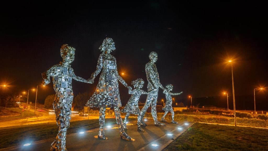 Duleek, el pueblo irlandés rico que rompe récords en la lotería 2 Monumento en Duleek