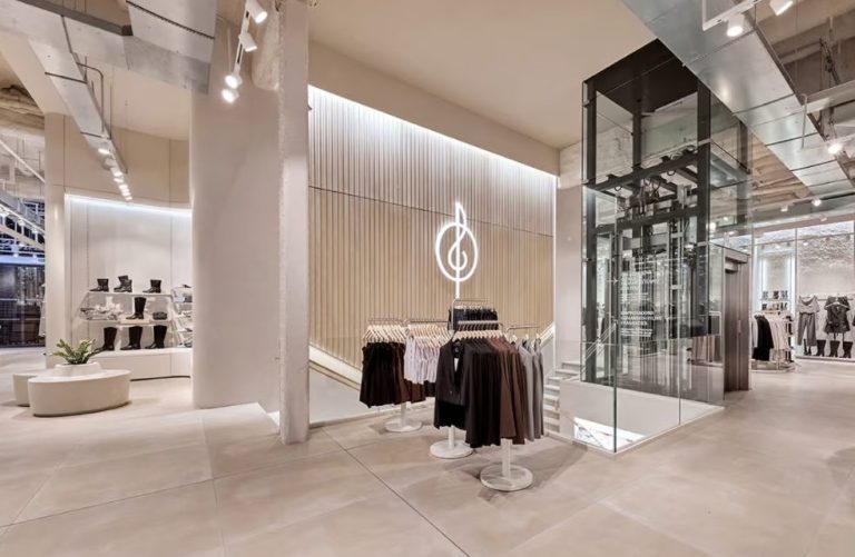 Stradivarius copia las zapatillas de Adidas con 4 imitaciones perfectas a menos de 30 euros