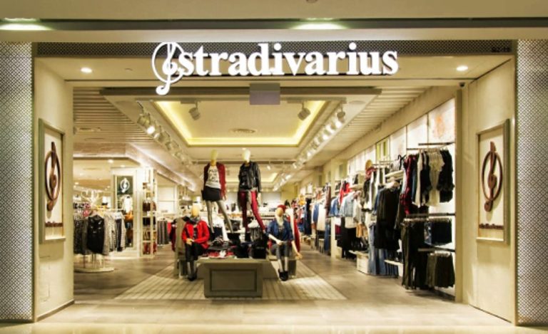 Stradivarius tiene la chaqueta de estilo parisino perfecta para primavera