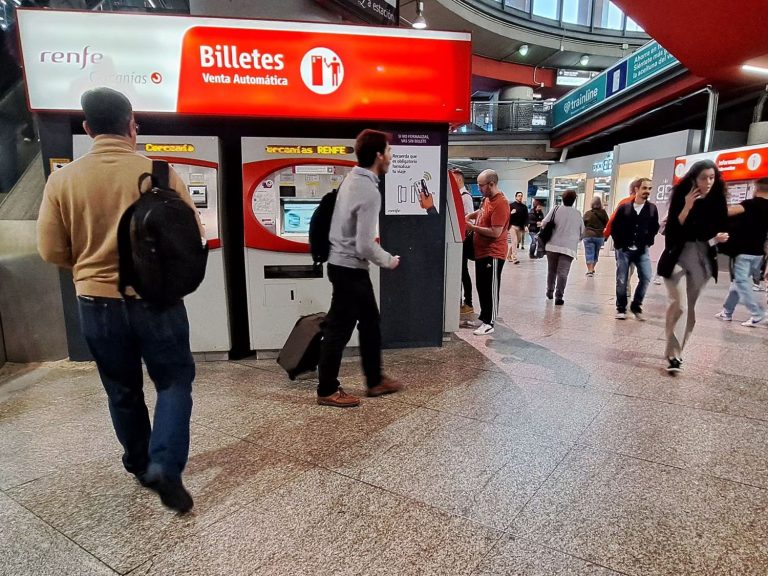 Pierdes el descuento del abono transporte de Madrid si te empadronas: el caso de dos jóvenes