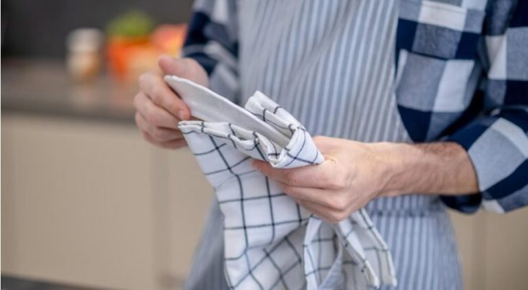 Te contamos por qué no debes secar los platos con un paño de cocina