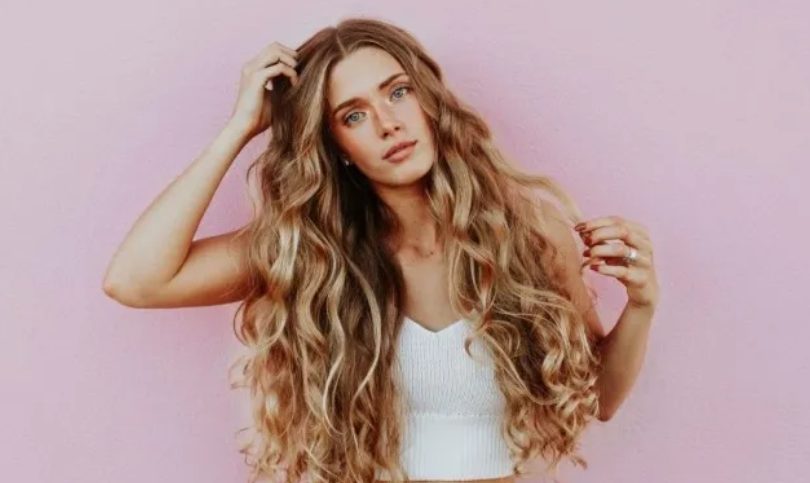 Ondas perfectas rizando el pelo con calcetines, la nueva moda viral que funciona en Instagram y TikTok