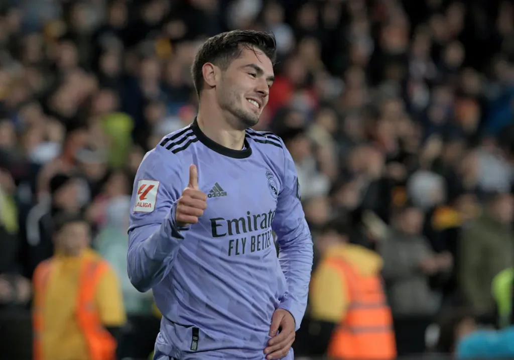 Un vínculo bajo escrutinio por De la Fuente y España