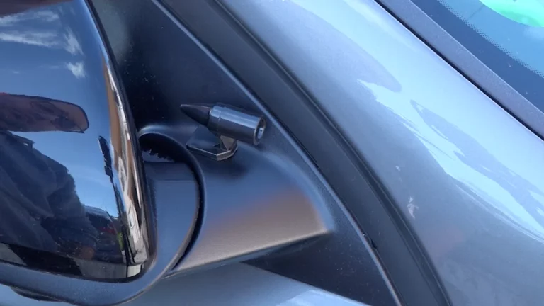 Pon este sencillo accesorio en el retrovisor de tu coche y evita accidentes de inmediato