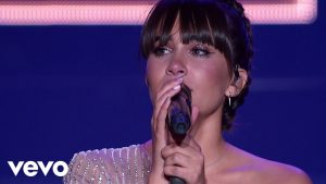 Aitana llena el Palau Sant Jordi y abre su residencia apareciendo sobre una cama