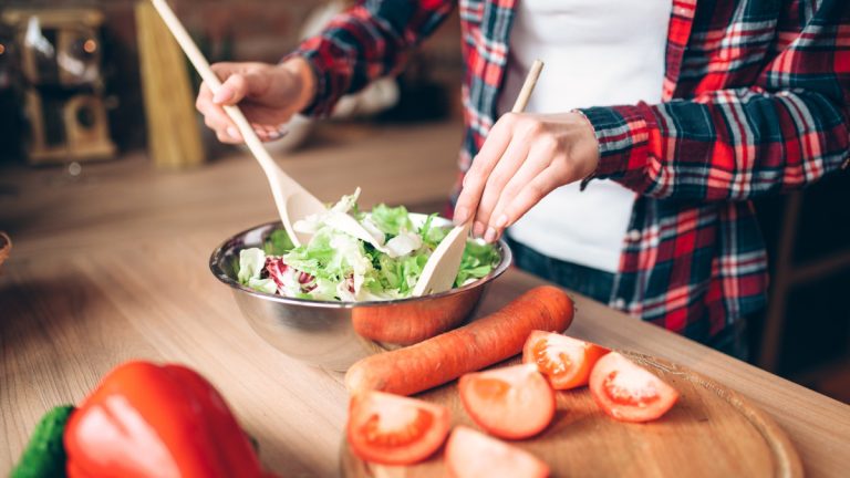 Los alimentos que fortalecen tus huesos: cómo prevenir la osteoporosis desde el plato