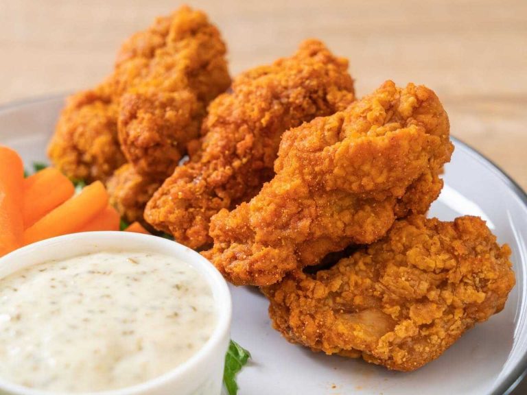 Receta casera de alitas de pollo al estilo KFC, crujientes y tiernas como las de Kentucky