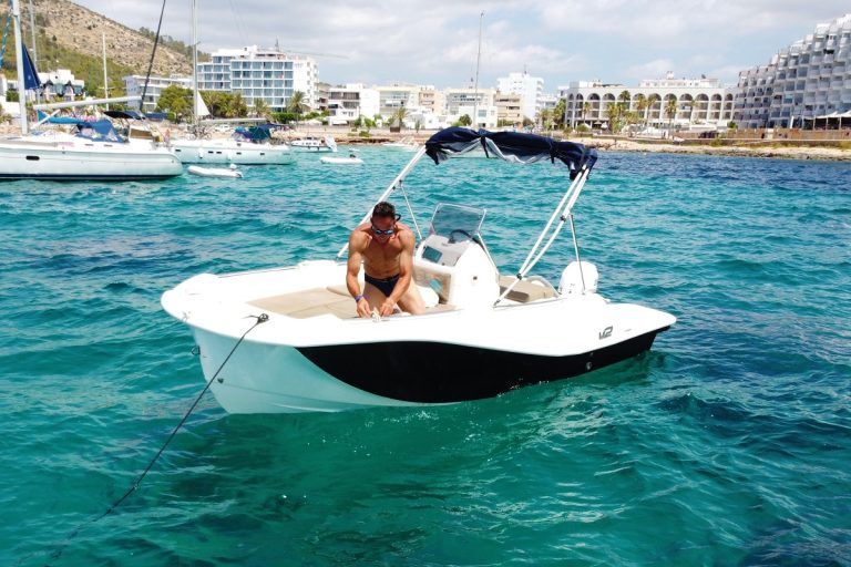 La emoción de ser el capitán: alquiler de barcos sin licencia en Ibiza