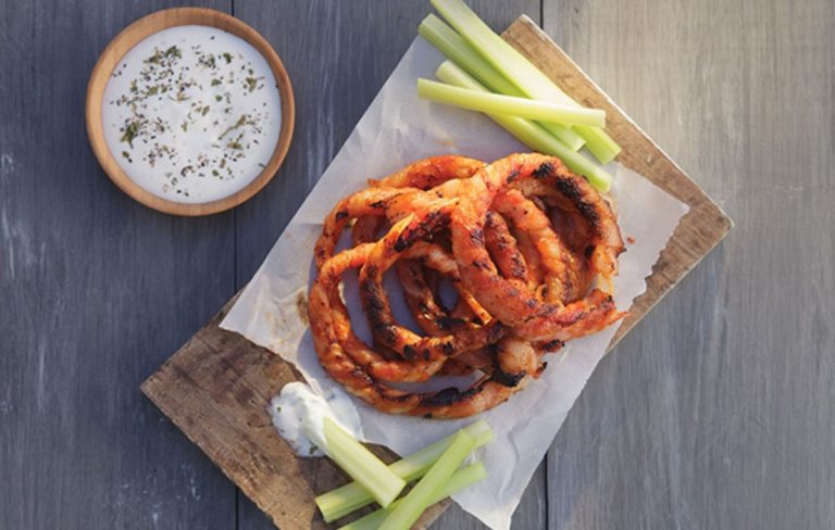 Aros de cebolla con bacon y salsa, una deliciosa bomba de sabores directo al paladar