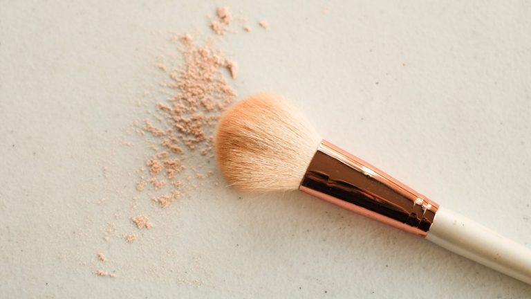 La dermatóloga Andrea Combalia avisa: un maquillaje con SPF 50 no es lo mismo que un protector solar con color