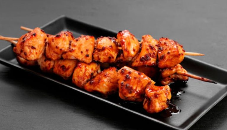 Deliciosas brochetas de pollo con salsa de miel y mostaza, receta fácil y sabrosa