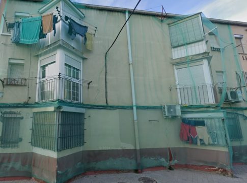 Las redes, la fachada en la Colonia Experimental de Villaverde