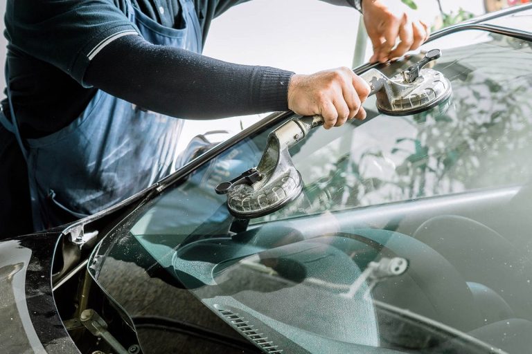 ¿En qué consiste un cambio de lunas del coche?