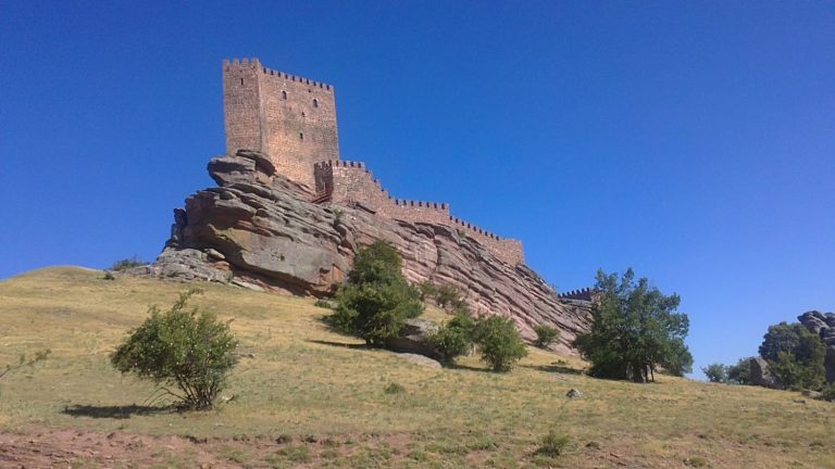 9 castillos de Guadalajara atrapados en el tiempo que no puedes perderte