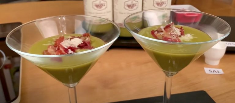 Deliciosa mousse de espárragos con jamón y parmesano crujiente