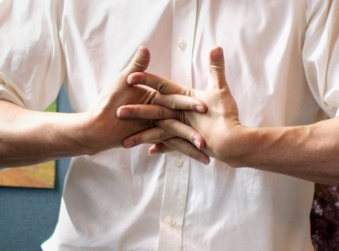 ¿Por qué crujen los nudillos y los dedos?