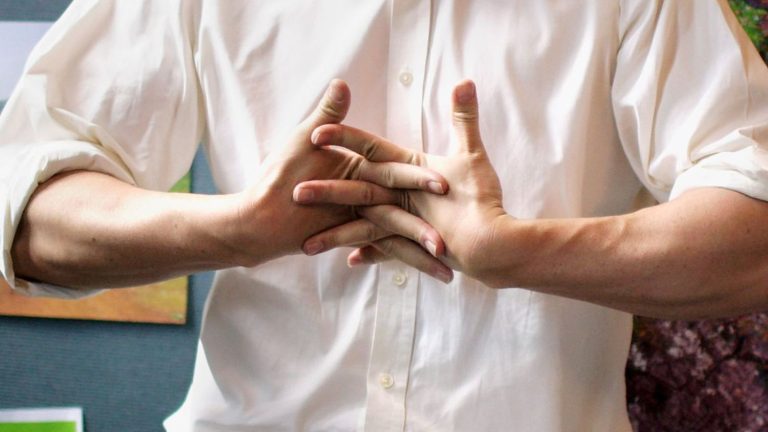 ¿Por qué crujen los nudillos y los dedos?