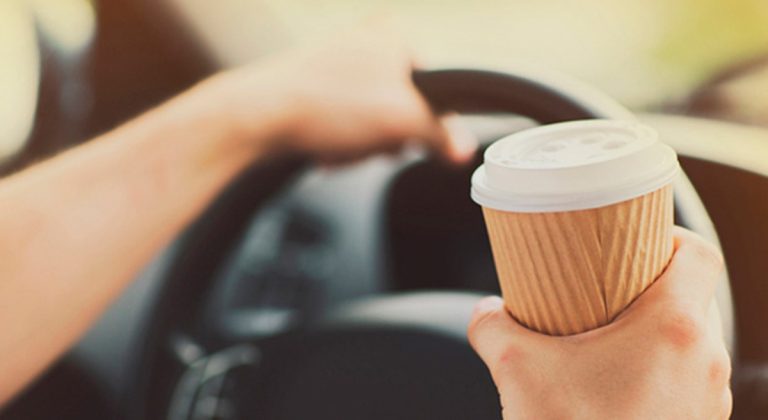DGT advierte del peligro del café en los viajes largos
