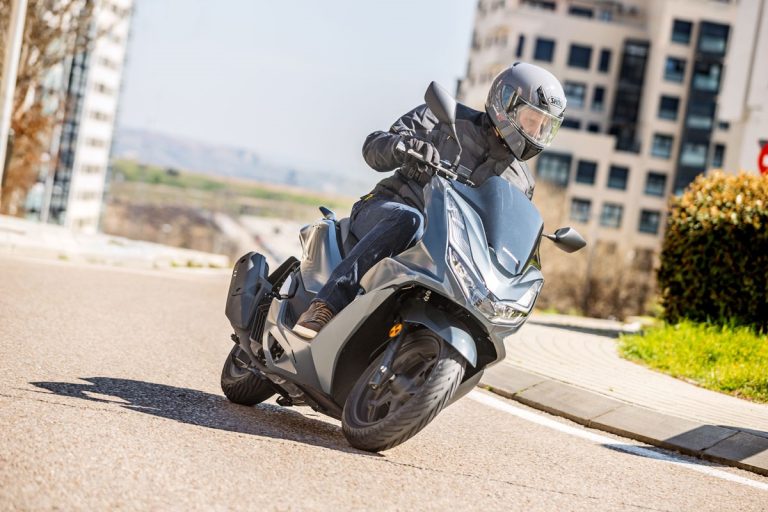 ¿Qué motos puedes conducir con el carnet de coche según la DGT?