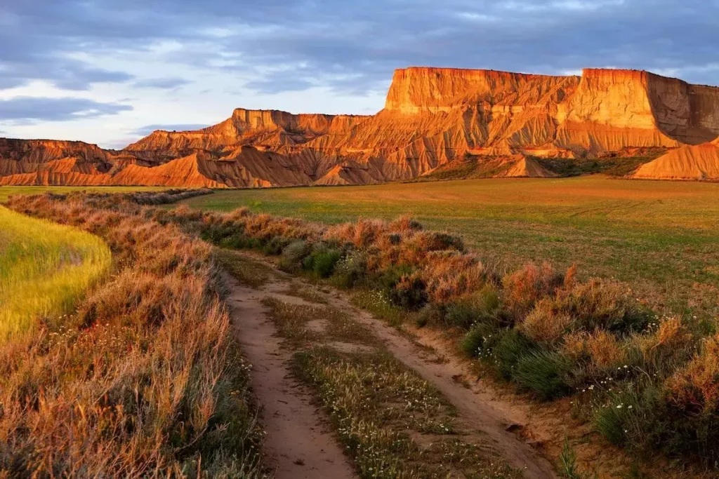 ¿En España o en Marte? Descubre el secreto de las Bardenas Reales de Navarra 1 ¿De dónde viene el nombre Bardenas Reales en España?