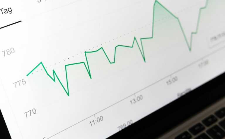 Navegando por el mercado financiero en tiempos de incertidumbre: estrategias para proteger y hacer crecer tus finanzas personales