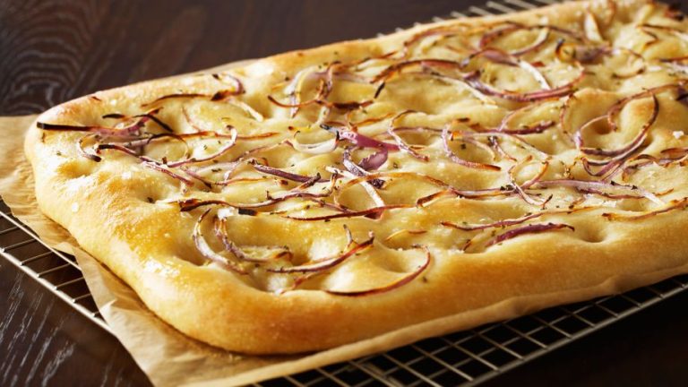 La magia de preparar una focaccia de cebolla y queso casera de rechupete