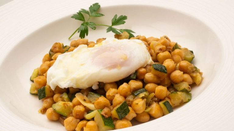 Huevos con garbanzos y verduras, una receta contundente, sabrosa y económica