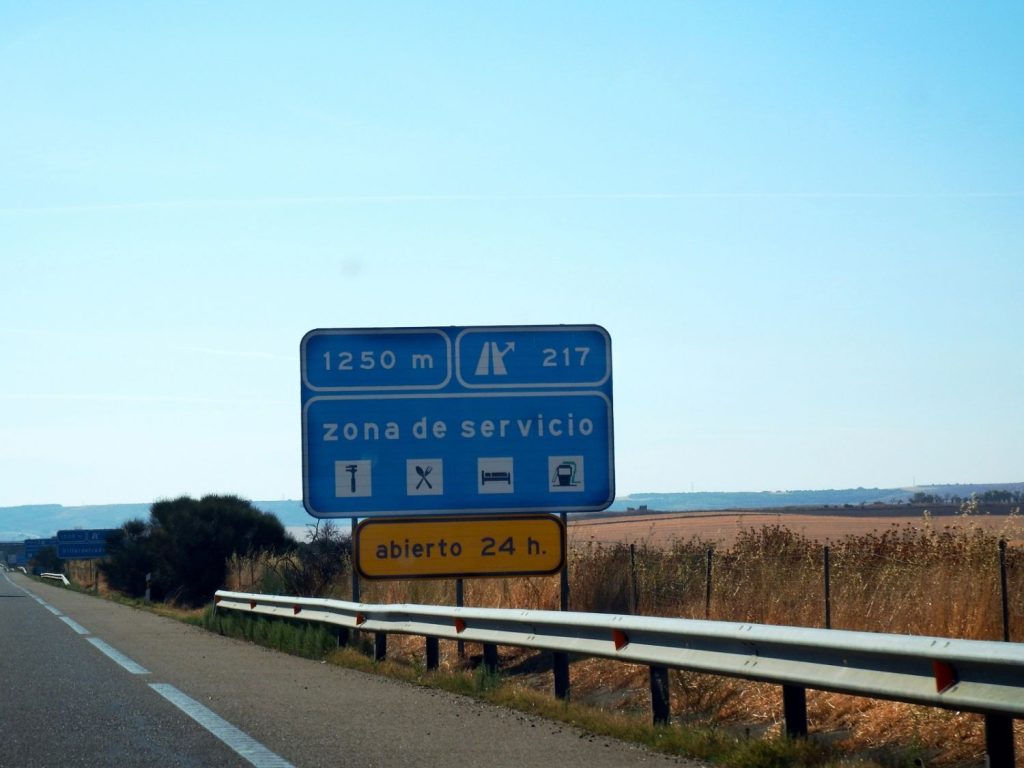 El truco para saber fácil si una gasolinera está en la autovía o en un desvío 57 En busca de una gasolinera: el color de la señal