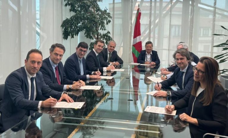 El Gobierno vasco y Cofares firman un convenio para luchar contra el desabastecimiento de medicamentos en la región