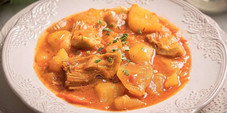 Guiso de patatas con alcachofas de la abuela, sabor familiar para entrar en calor