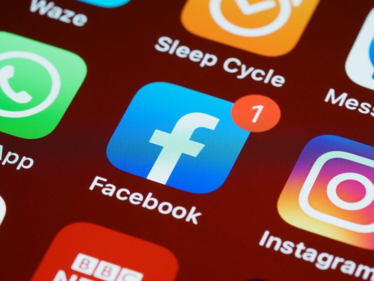 Lo que faltaba: Facebook elimina una función de su app y sigue cuesta abajo y sin frenos 